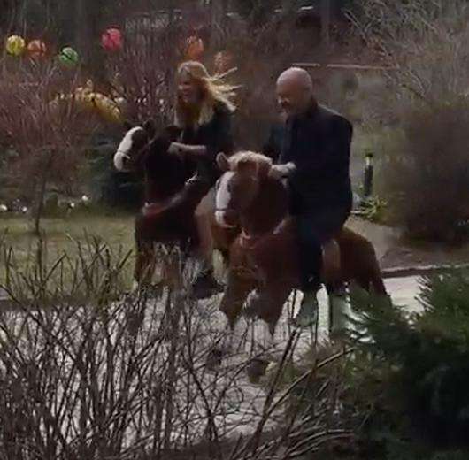 Бондарчук и Глюк’Ozа устроили скачи на лошадках. Фото: Instagram.com.