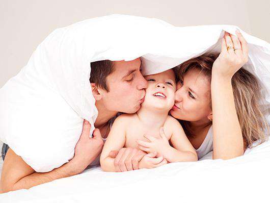 Маленький ребенок не должен лишать родителей романтики. Фото: Fotolia/PhotoXPress.ru.