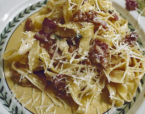 Оригинально: паста с орехами, беконом и тимьяном