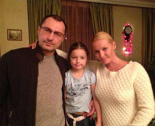 Анастасия Волочкова с семьей. Фото: Twitter.com.