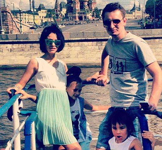 Саша Зверева с мужем и детьми. Фото: Instagram.com.