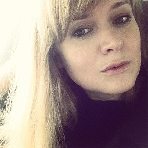 Анна Михалкова делает педикюр двухлетней дочке