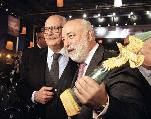 Премией за выдающийся вклад в киноискусство были награждены оператор Вадим Юсов и Виктор Вексельберг (на фото с Никитой Михалковым).