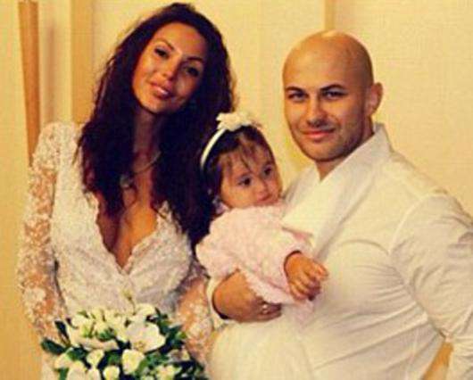 Оксана, Денис и их дочь Ариела. Фото: twitter.com.