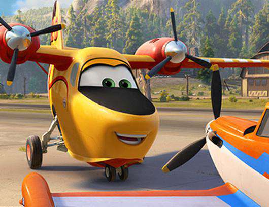 Герои мультфильма «Самолеты: Огонь и вода» тушат пожары.
