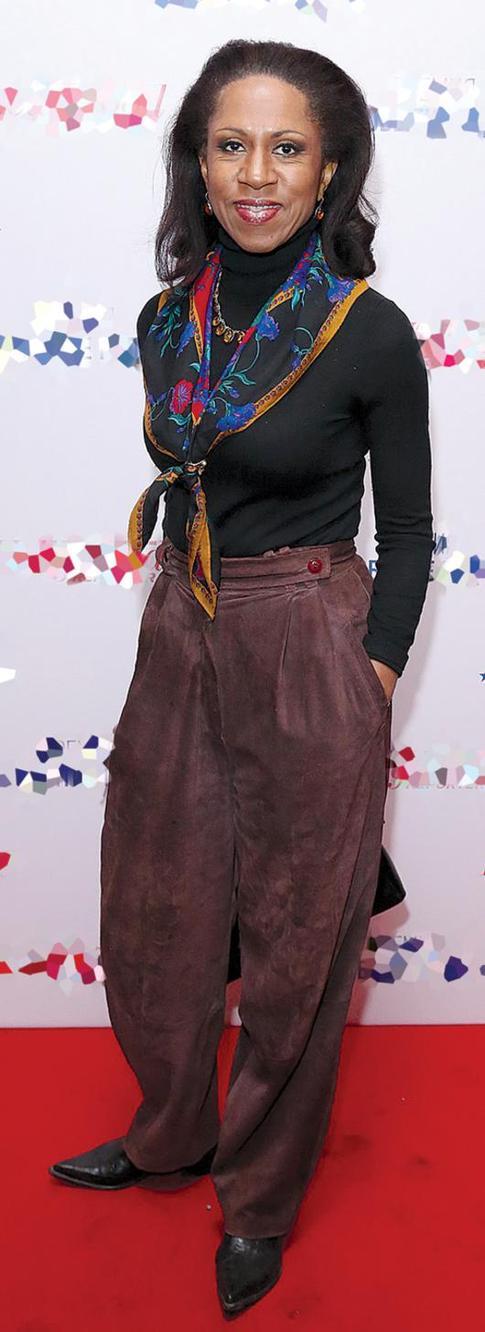 Елена Ханга забыла надеть кардиган