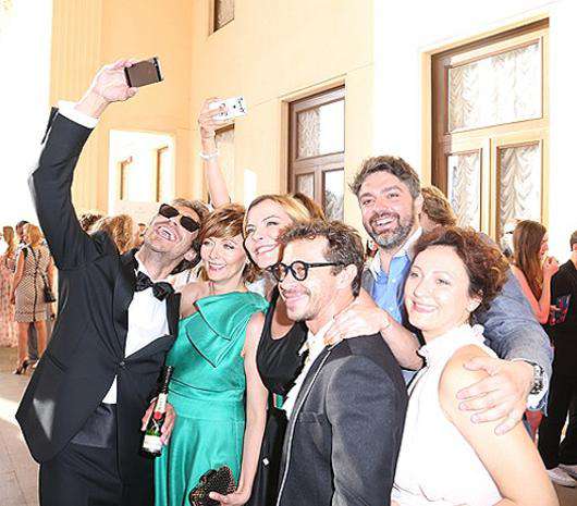 Артем Ткаченко делает коллективный снимок.