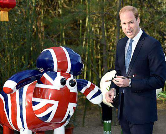 Принц Уильям раскрасил фигурку барашка Шона. Фото: Rex Features/Fotodom.ru.