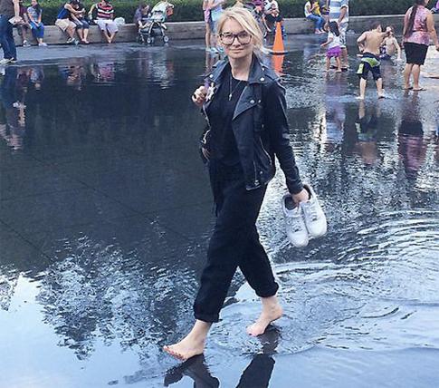 Эвелина Хромченко прогулялась по воде