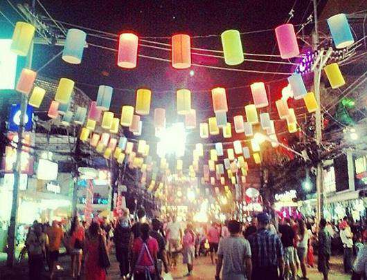 Мы отправились в шумный, яркий и сверкающий Патонг. Фото: Ольга Сапрыкина.