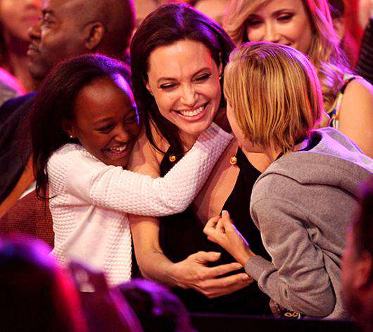 Анджелина Джоли с дочерьми Шило и Захарой. Фото: Rex Features/Fotodom.ru.