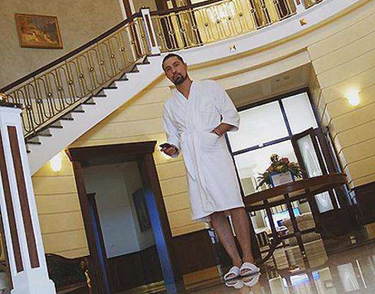 В подписи под этому снимку Дима Билан рассказал, что страдает гигантизмом. Фото: Instagram.com/Bilanofficial.