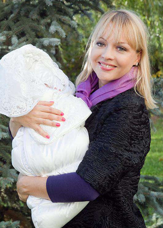 Ирина Сашина с новорожденной. Фото: материалы пресс-служб.