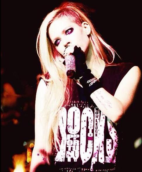 Аврил Лавин требует деньги за фото с фанатами