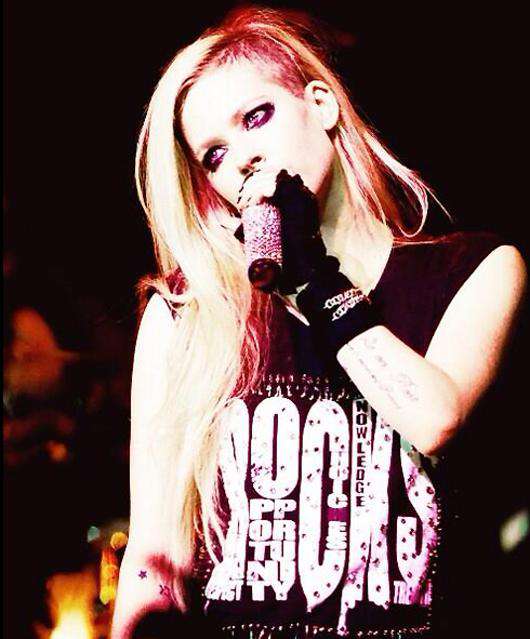 Аврил Лавин. Фото: Twitter.com (@AvrilLavigne).