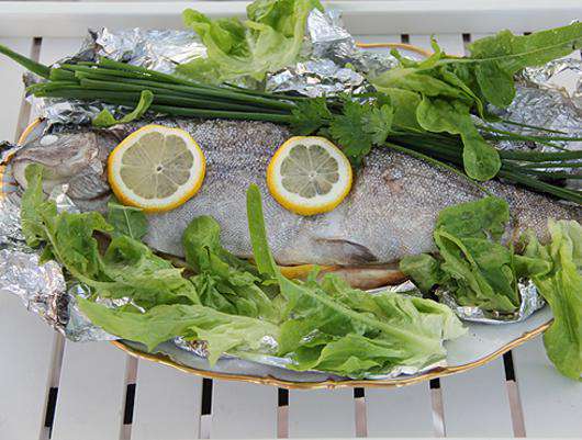 Форель, запеченная в фольге на углях.