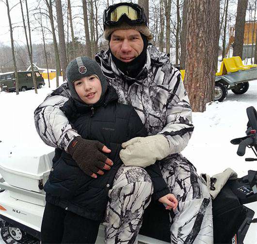 Николай Валуев с сыном. Фото: Twitter.com.