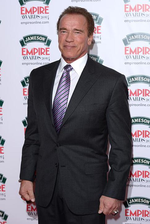 Шварценеггер приглашает покататься на танке