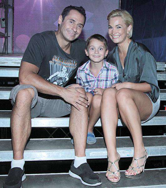 Стас и Юлия Костюшкины с сыном.