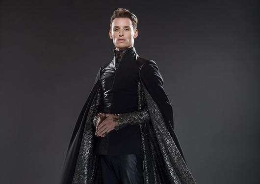 На фото: Эдди Редмэйн в роли Балема Эбрасакса в фильме Восхождение Юпитер.