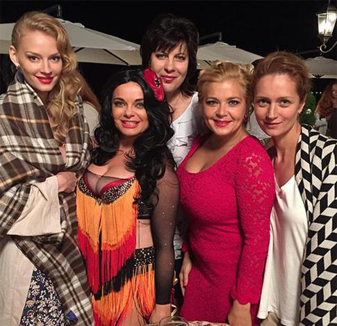 Наташа Королева шокировала декольте