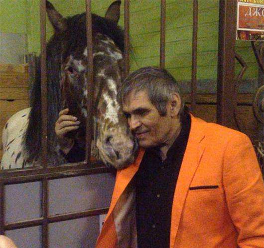 Эта лошадь едва не съела Бари Алибасова вместе с пиджаком. Фото: Instagram.com/bari_alibasov.