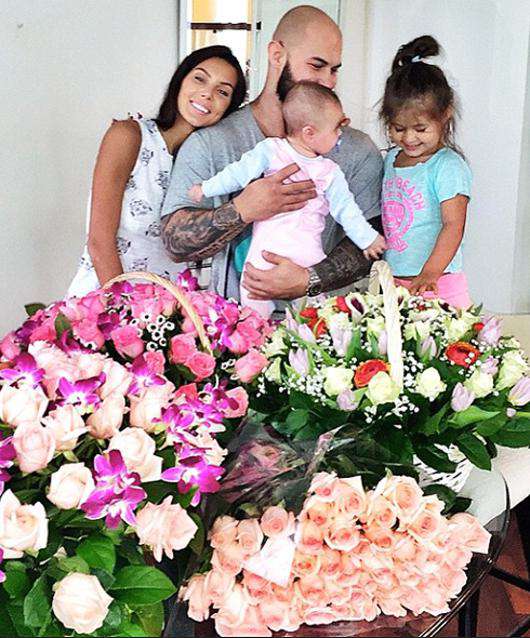 Оксана Самойлова и Джиган с детьми. Фото: Instagram.com/samoylovaoxana. 