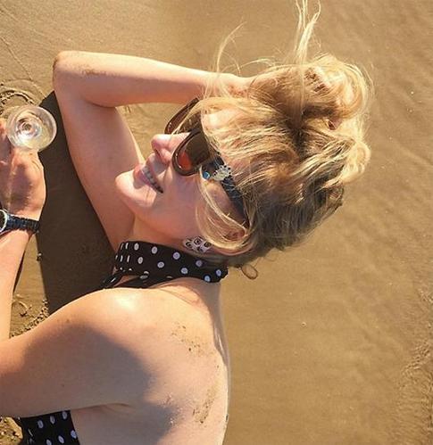 Рената Литвинова показала фото топлес