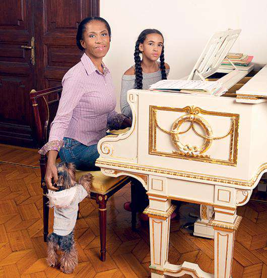 Елена Ханга с дочерью. Макияж и прическа: Марина Аненкова.