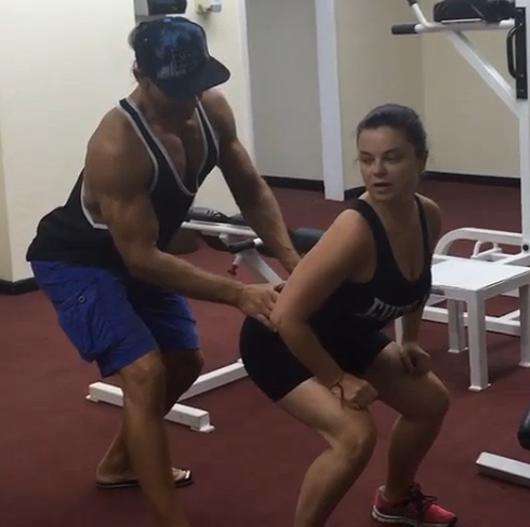 В спортзале Наташу Королеву тренирует муж. Фото: Instagram.com/natellanatella.