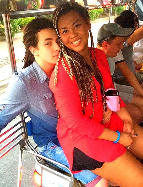 Корнелия Манго подарила любимому необычное кольцо