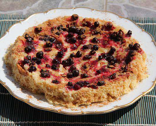 Шарлотка с яблоками, приготовленная в микроволновой печи.