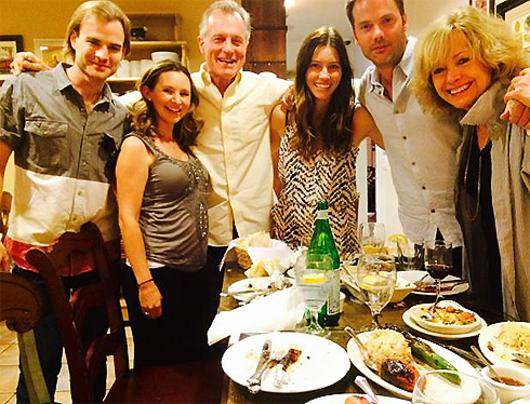 Джессика Бил с друзьями. Фото: Twitter.com/@StephenCollins.