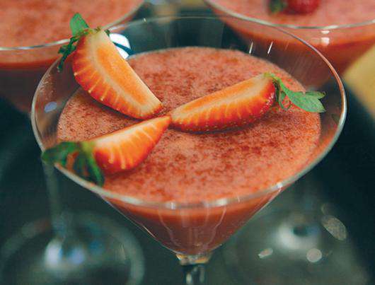 Клубничное желе с шампанским.