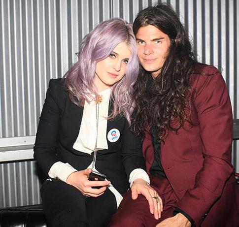 Келли Осборн похвасталась обручальным кольцом