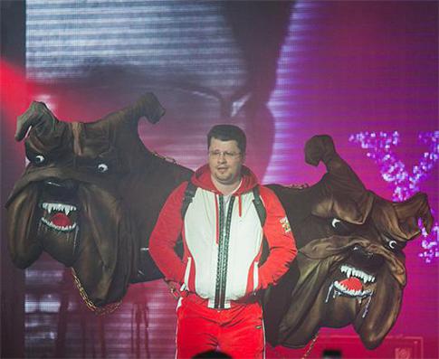 Гарик Харламов вышел на подиум с крыльями-бульдогами