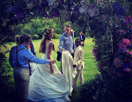 Сыновья Гая Ричи от брака с Мадонной Рокко (слева) и Дэвид (справа) помогают Джеки Эйнсли с подвенечным платьем. Фото: Instagram.com.