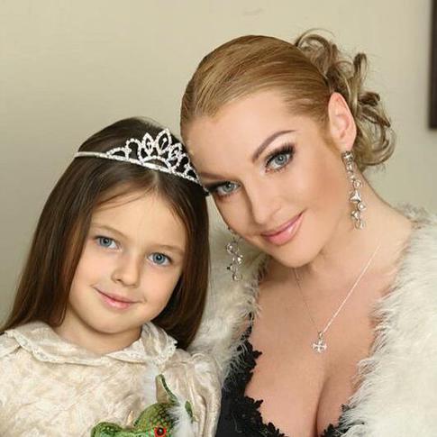 Анастасия Волочкова учит дочь позировать в бикини