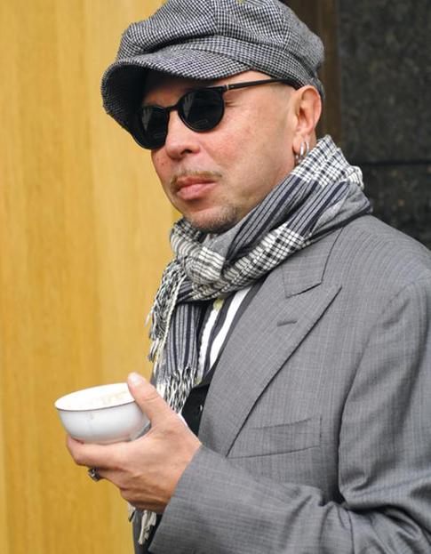 Гарик Сукачев разгуливал по отелю в трусах