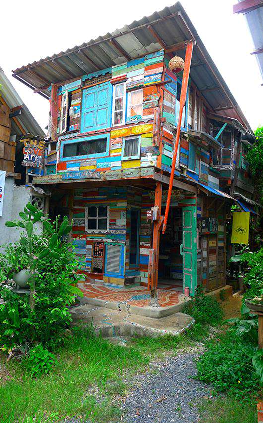 Дома в Деревне Художников выглядят креативно.