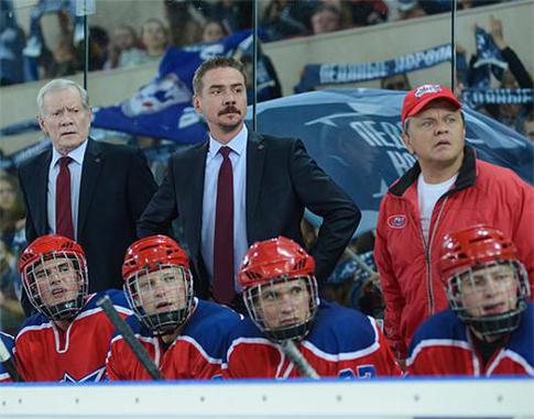 Каково быть звездами актерам «Молодежки»: Иван Мулин получил матрешку, а Игорь Огурцов — водительские права