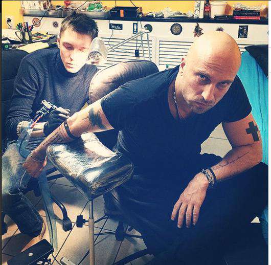 Сын Дмитрия Нагиева опубликовал фото отца, на котором видно, как мастер делает на его правой руке татуировку. Фото: социальные сети