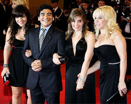 Диего Марадона и Клаудия Вильяфанье с дочерьми. Фото: Rex Features/Fotodom.ru.