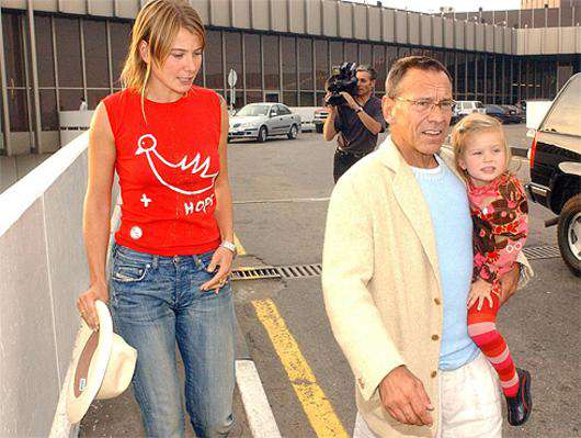 Андрей Кончаловский и Юлия Высоцкая с дочерью в 2002 году.