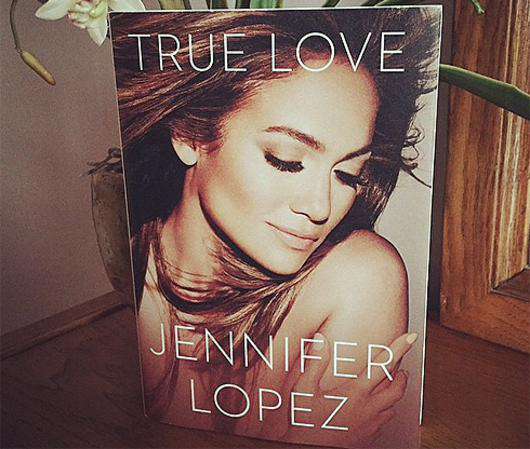 Дженнифер Лопес выпустила книгу мемуаров «Настоящая любовь». Фото: Instagram.com/jlo.