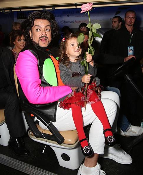 Филипп Киркоров приучает дочь к богемному образу жизни