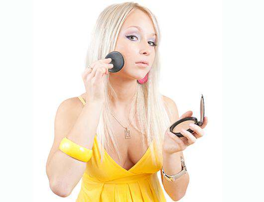 Некоторые женщины никогда не покажутся перед любимым без макияжа. Фото: Fotolia/PhotoXPress.ru.