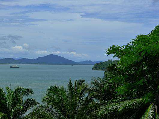 Уже на следующий день мне пришлось уехать в соседнюю Мьянму и любоваться на Таиланд из-за границы.