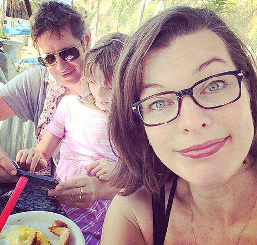 Мила Йовович с мужем и старшей дочерью. Фото: Instagram.com/millajovovich.