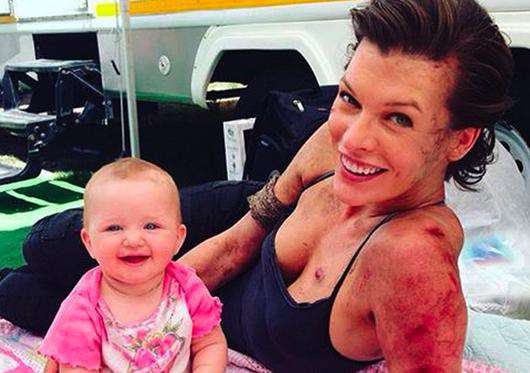 Милла Йовович в перерыве между съемками со своей младшей дочкой Дэшиел. Фото: инстаграм